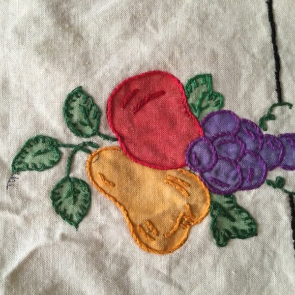 Beautiful hand embroidered 2 table napkins and 1 table runner fruits decoration - Picture 4 of 8